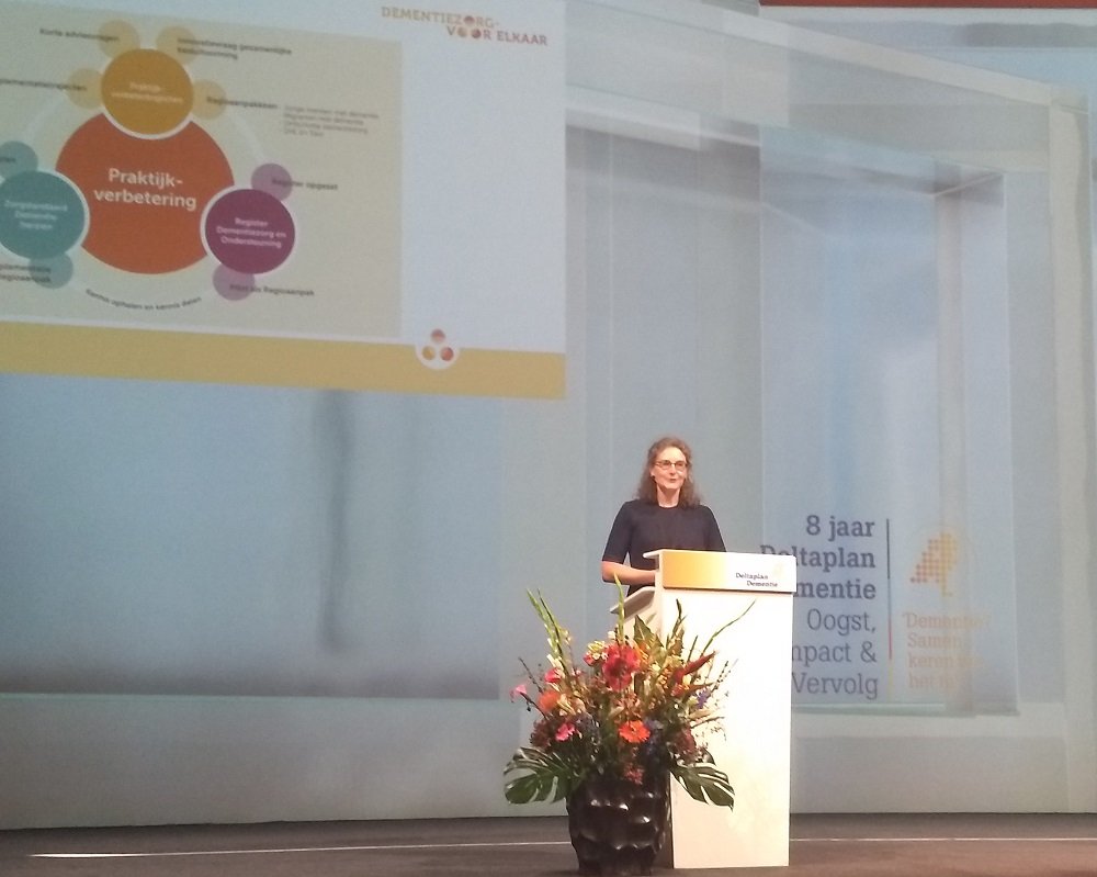 Programmamanager Karlijn Kwint presenteert vandaag tijdens jaarevent van het Deltaplan Dementie resultaten van 4 jaar Dementiezorg voor Elkaar. Bekijk opbrengsten. dementiezorgvoorelkaar.nl/wp-content/upl… #jaareventdpd2000 <a href="/Movisie/">Movisie</a> @Trimbos @Nivel_research <a href="/PharosKennis/">Pharos</a> @VilansNL