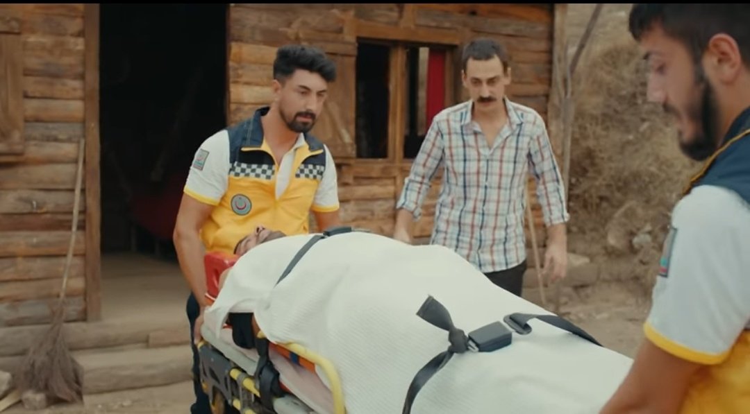 GnlTopal5's tweet photo. Farkındaysanız Ambulansda paramedicler iki farklı insanlar. Çok büyük bir oyun var 🙃😉 #SefirinKızı #DayanSevdam #destan #Narecelebi #sancarefeoglu #GedizIsıklı #kavruk @SefirinKiziDizi https://t.co/nGiRXX4N6n