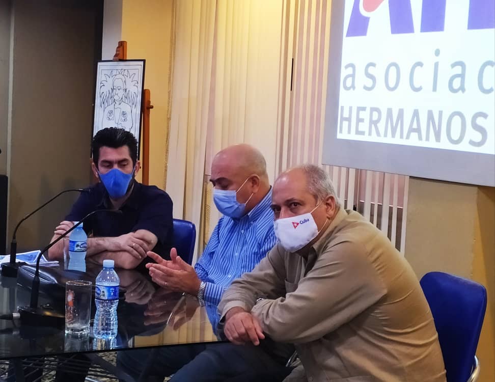 RadioRelojCuba's tweet photo. Parte de la Dirección Nacional de @ahsjovenescuba y jóvenes creadores intercambiaron con el Viceprimer Ministro @DrRobertoMOjeda y el Ministro de Cultura @AlpidioAlonsoG sobre el funcionamiento de la organización, desafíos y proyectos de la #AHSCuba | Vía @YaselToledoCuba https://t.co/ASdSh1iM3g