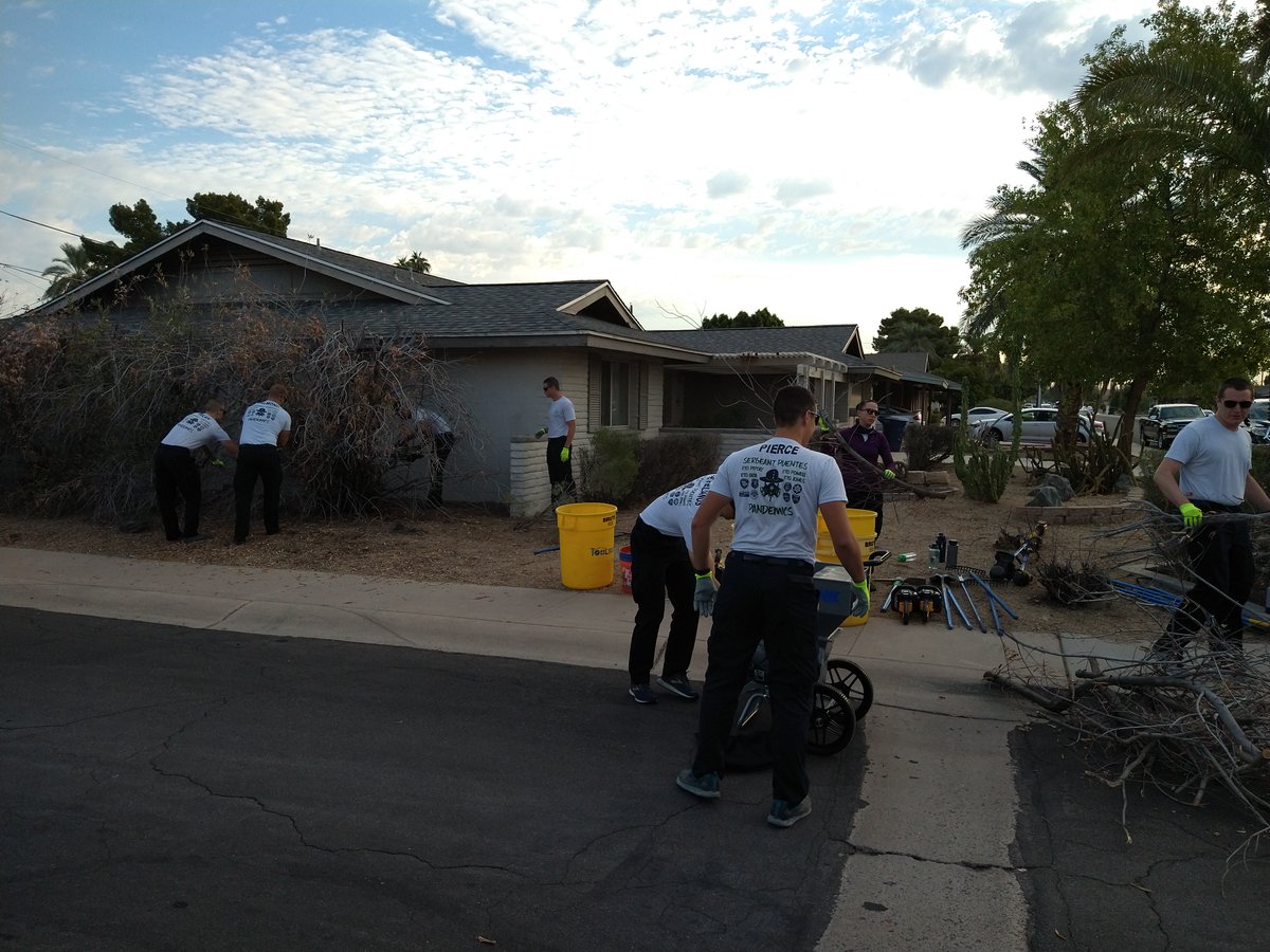 ToaAz's tweet photo. Protect & #SERVICE to our community. Our new @TempePolice academy graduates beginning their career by assisting a neighbor in need. Thanks @PhoenixToolBank for the #bluetools! @DEWALTtough @HomeDepot @EGOPowerPlus https://t.co/EMx78fGZEV