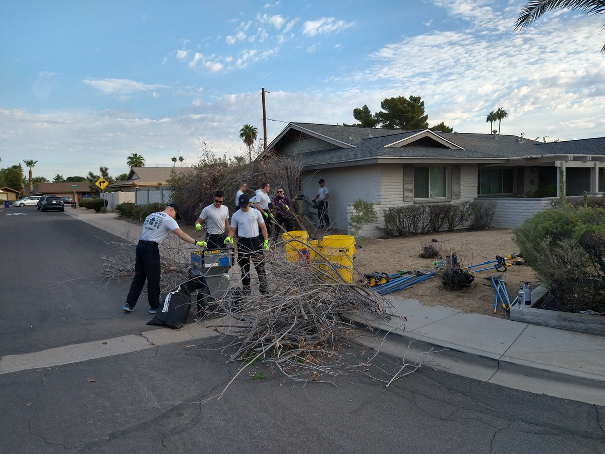 ToaAz's tweet photo. Protect & #SERVICE to our community. Our new @TempePolice academy graduates beginning their career by assisting a neighbor in need. Thanks @PhoenixToolBank for the #bluetools! @DEWALTtough @HomeDepot @EGOPowerPlus https://t.co/EMx78fGZEV