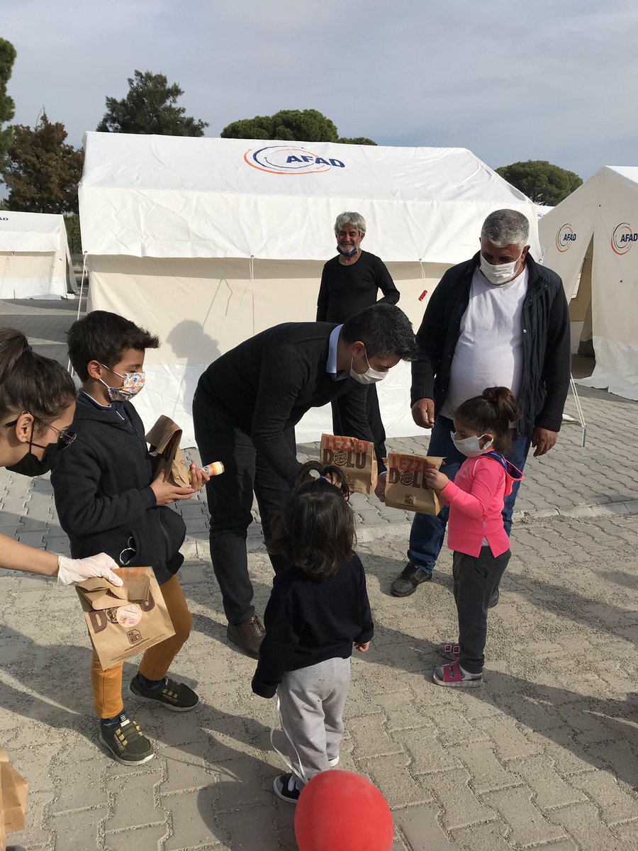 Hayat çocuklar gülümsediğinde güzel. #izmiryanındayız #egeueniversitesi