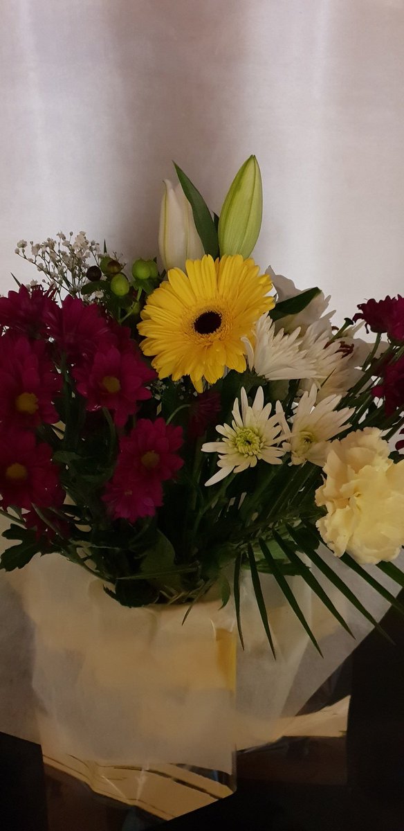 Jackie0790's tweet photo. On a cold evening after a long day, flowers make me smile, delivered by my neighbor, kindness from the heart @Jackie0790 https://t.co/w03SDRPGzV