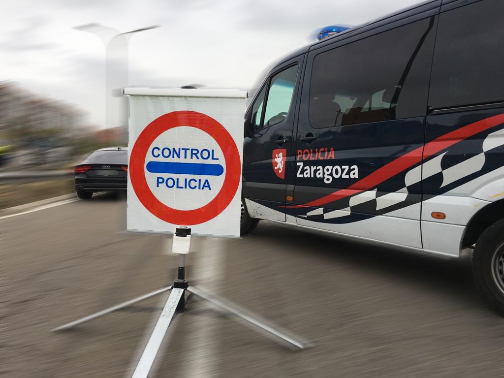 policiazaragoza's tweet photo. Tu paciencia y comprensión es necesaria para que podamos realizar nuestro trabajo con eficacia y todos los ciudadanos cumplan las medidas establecidas por el @GobAragon 

En cualquier momento del día te puedes encontrar un #ControlPerimetral en #Zaragoza

#SéResponsable https://t.co/huZ9wzn9dA