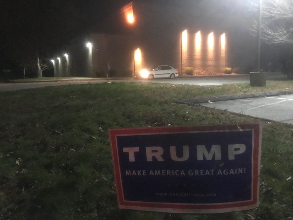 Trump sign outside Voluntown Elem School poll. Good turnout reported in town that could boost GOP Sen Somers re-elect chances. #ElectionDay