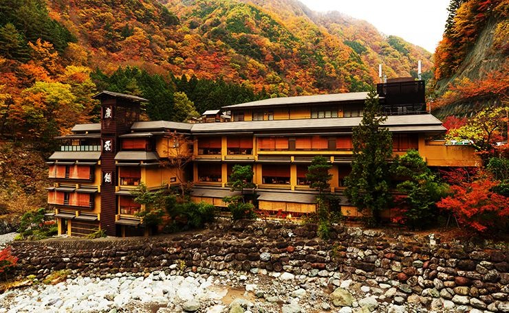 Japonya'daki Nishiyama Onsen Keiunkan, Guinness Rekolar Kitabı'na göre dünyanın en eski hoteli. 705 yılından beri konuk ağırlıyor ve 52 kuşaktır aynı aile tarafından idare ediliyor.

Bu bölümde hotellerin, evin ve konaklamanın dününü, bugününü konuşuyoruz.
open.spotify.com/episode/5nDVQT…