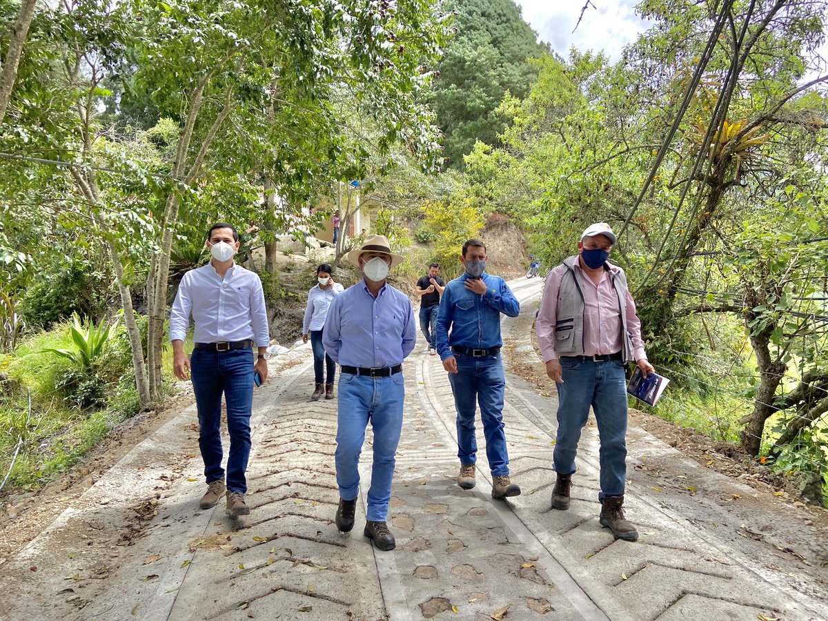 AlcaldiaChoachi's tweet photo. #BuenaNota ✔️ | Planeación y Obras Públicas 🚧

Se realizó la entrega del contrato de obra N. 026 de 2019, cuyo objeto es la construcción de de 1.392 metros de placa huellas, distribuidos en 7 tramos de diferentes sectores viales del municipio: https://t.co/DscLgB7Nk5