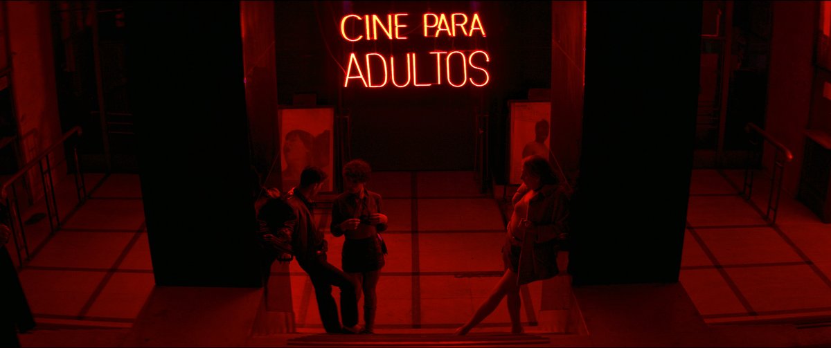 👉 ¿Sabías que esta locación es uno de los cines para adultos que sobreviven en la capital?

Ubicado pasaje a pazos de Plaza de Armas, fue ambientado como el histórico Cine Lido, uno de los lugares donde la Loca del Frente vivía sus aventuras sexuales 💄👠. 

#ToreroAlOscar 🌹✨