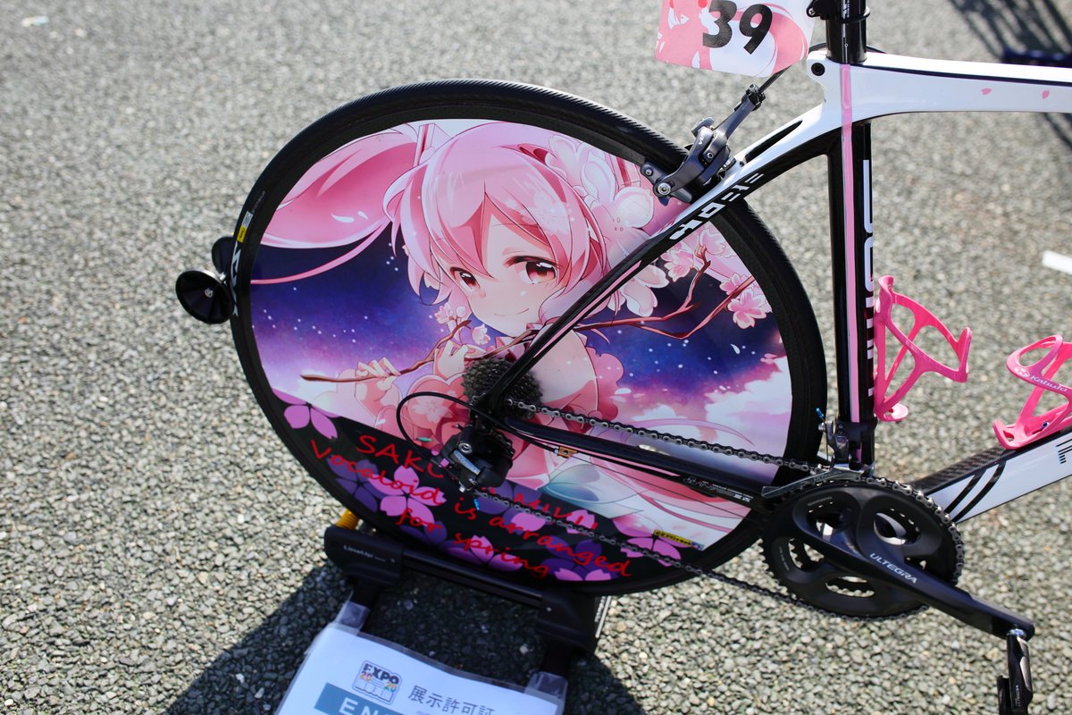 upgarage_kyoto's tweet photo. 左右に雪と桜の美しさ。
【オーナー 竹トンボ様】
【VOCALOID 初音ミク(雪ミク&桜ミク)】
【BOMA REFALE】
#EXPO痛車天国 #EXPO痛車天国2020 #VOCALOID #初音ミク #BOMA #REFALE https://t.co/8uovg8TzG6