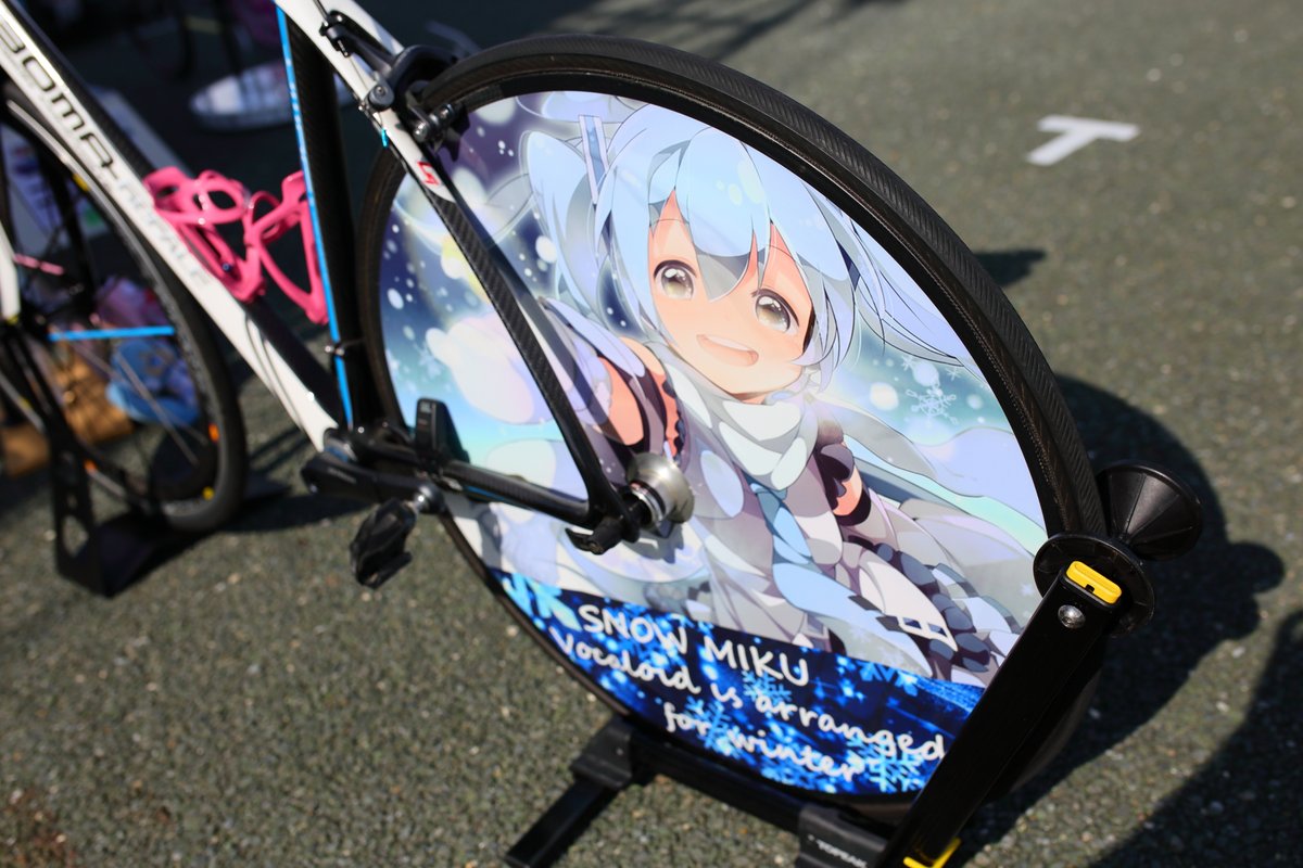 upgarage_kyoto's tweet photo. 左右に雪と桜の美しさ。
【オーナー 竹トンボ様】
【VOCALOID 初音ミク(雪ミク&桜ミク)】
【BOMA REFALE】
#EXPO痛車天国 #EXPO痛車天国2020 #VOCALOID #初音ミク #BOMA #REFALE https://t.co/8uovg8TzG6