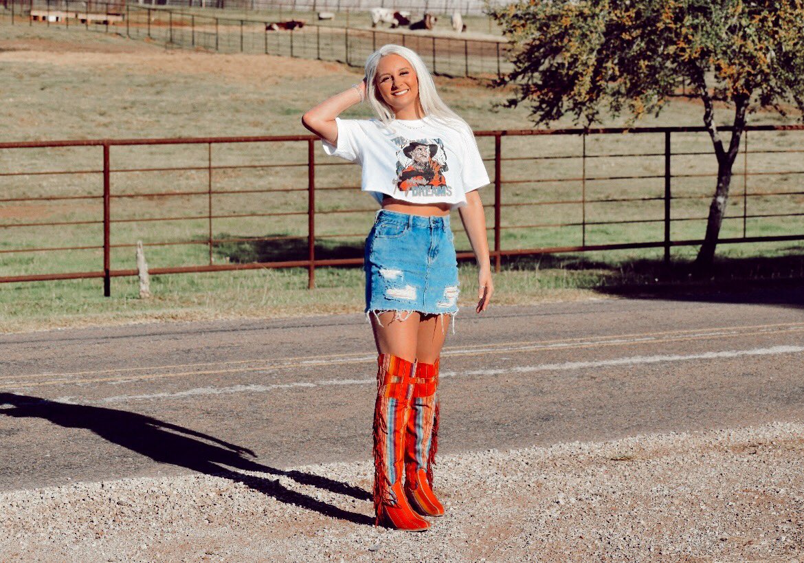 LayHeaDesigns's tweet photo. new boot goofin’!! go get you some of these boots!!! link in bio 🤍⚡️❤️ https://t.co/OVEgu0IBlj