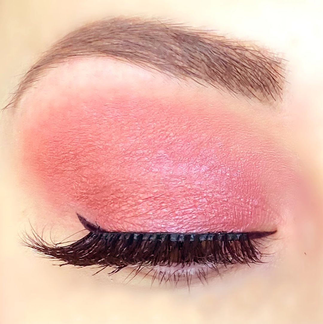 senegence's tweet photo. Be tickled pink this season with Bella Shimmer ShadowSense 💗 This beautiful pink shade looks gorgeous when worn alone or paired with other pinks.
 
How do you wear this standout hue?

Eye look by @glealahr 
 
#mysenelook #eyemakeup #eyelook #shadowsense #eyeshadow #pinkmakeup https://t.co/jI6HlxfEzy