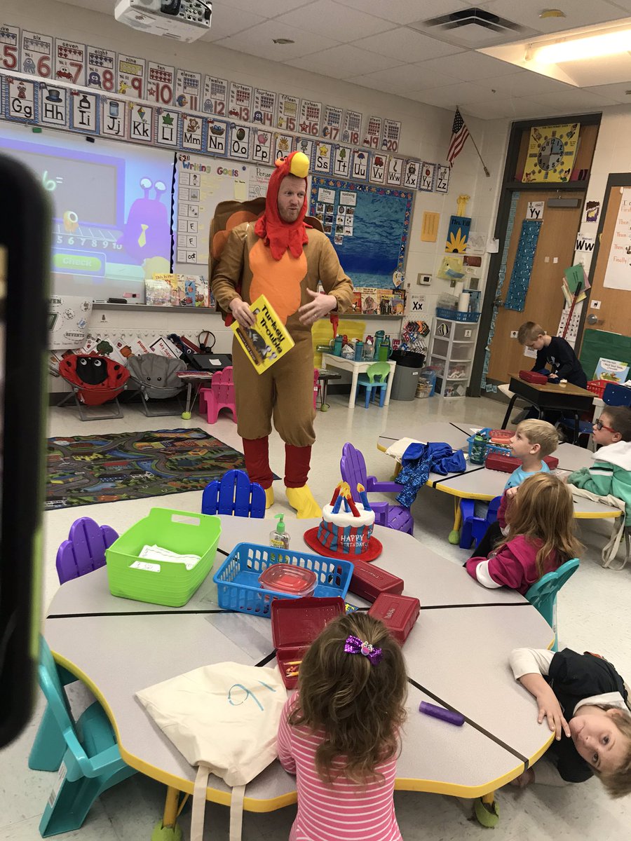 iget2teach's tweet photo. Going above and beyond the principal job description to bring joy of reading to our students! @JoplinGlobe @SarcoxieBears @kytv #leadbyexample https://t.co/GJxQd06R4M