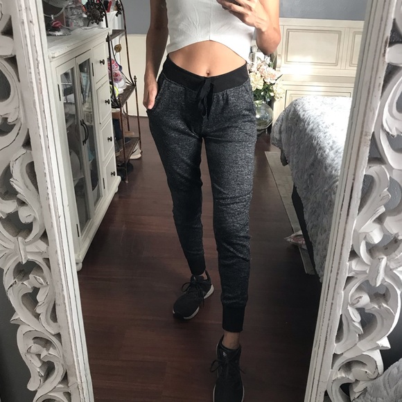 jaylynn451's tweet photo. So good I had to share! Check out all the items I'm loving on @Poshmarkapp #poshmark #fashion #style #shopmycloset #derekheart #nastygal #vans: https://t.co/jTynkiOXgq https://t.co/JjUO22gvvB