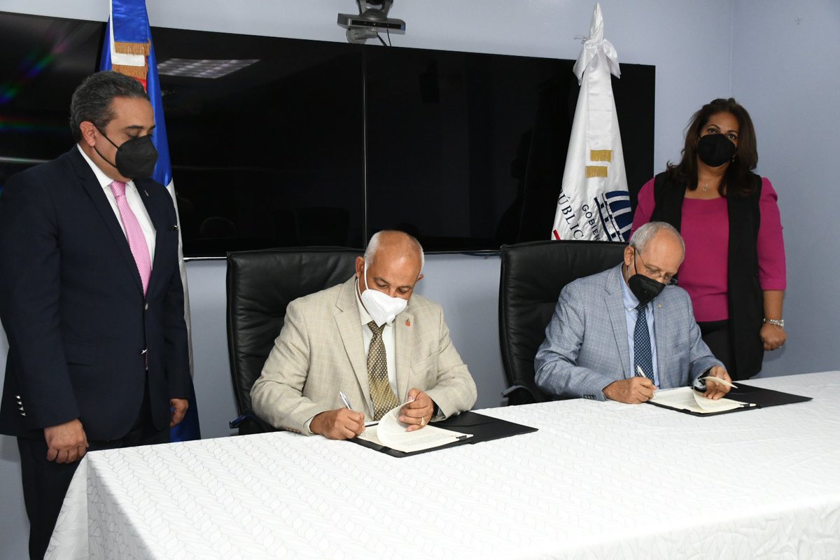 SaludPublicaRD's tweet photo. El Ministerio de Salud y la Superintendencia de Salud y Riesgos Laborales (@SISALRILRD) firmaron un convenio para garantizar la cobertura del medicamento Remdesivir para tratar la COVID-19 ante el estado de emergencia nacional. https://t.co/Tv3fPKyA6y