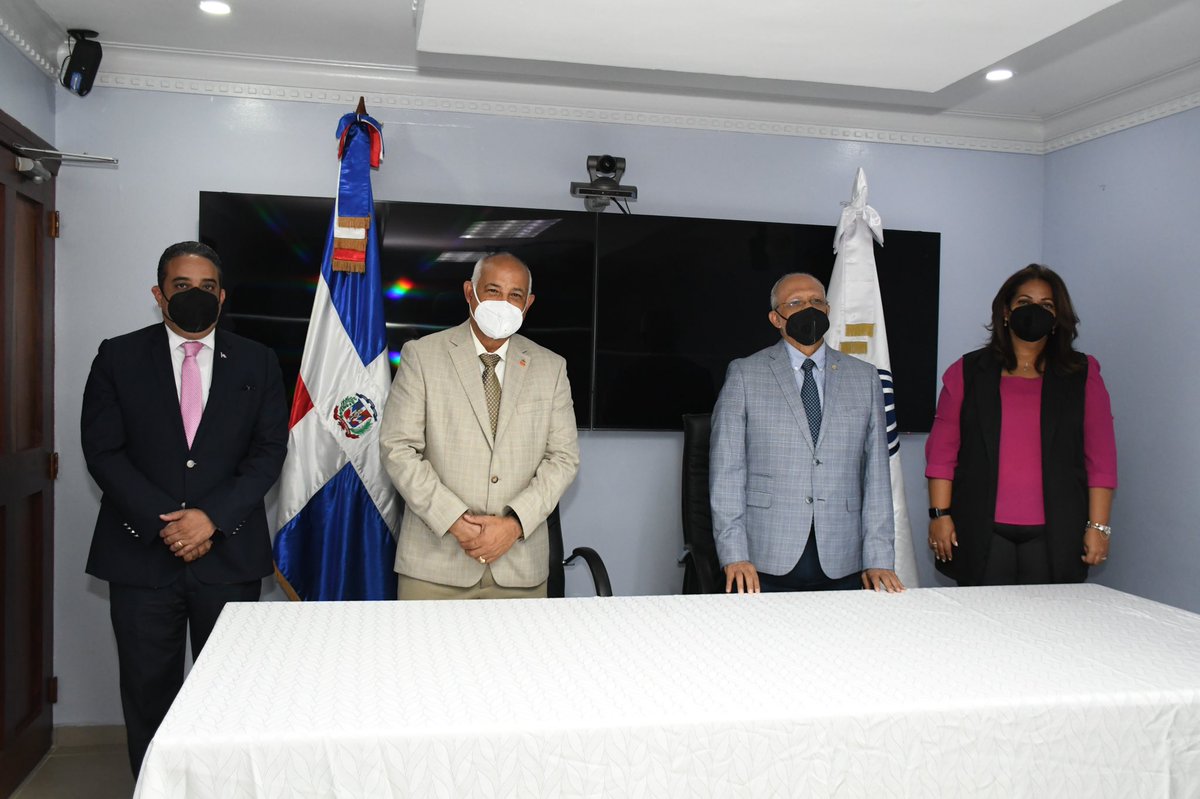 SaludPublicaRD's tweet photo. El Ministerio de Salud y la Superintendencia de Salud y Riesgos Laborales (@SISALRILRD) firmaron un convenio para garantizar la cobertura del medicamento Remdesivir para tratar la COVID-19 ante el estado de emergencia nacional. https://t.co/Tv3fPKyA6y
