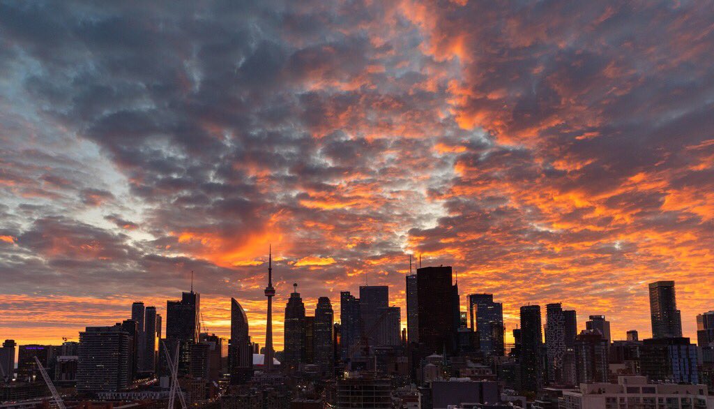 GlobeSunset's tweet photo. Wow, it got even better! Welcome back to the office! #sunset #toronto https://t.co/WhGsTG9FeH