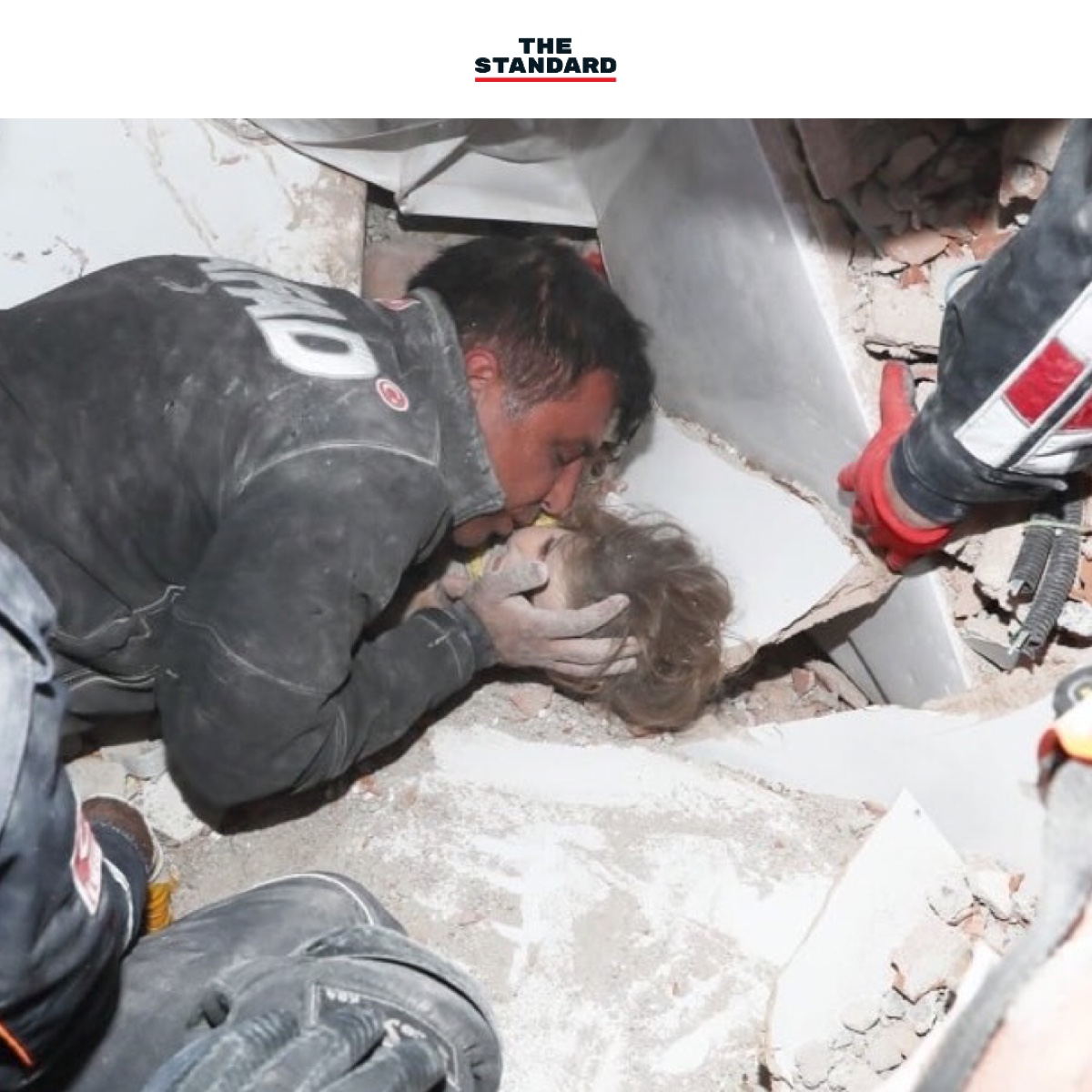 thestandardth's tweet photo. PHOTO JOURNAL: ‘91 HOURS’

เจ้าหน้าที่กู้ภัยเข้าช่วยเหลือและบรรจงจูบแก้ม Ayda Gezgin เด็กหญิงเคราะห์ร้ายวัย 4 ปีที่รอดชีวิตหลังจากติดอยู่ภายใต้ซากตึกที่พังถล่มลงมานานกว่า 91 ชั่วโมง - Turkish Interior Ministry / Getty Images

IG: https://t.co/s6KbvZgnwm
#TheStandardNews https://t.co/ZGOHRKfw26