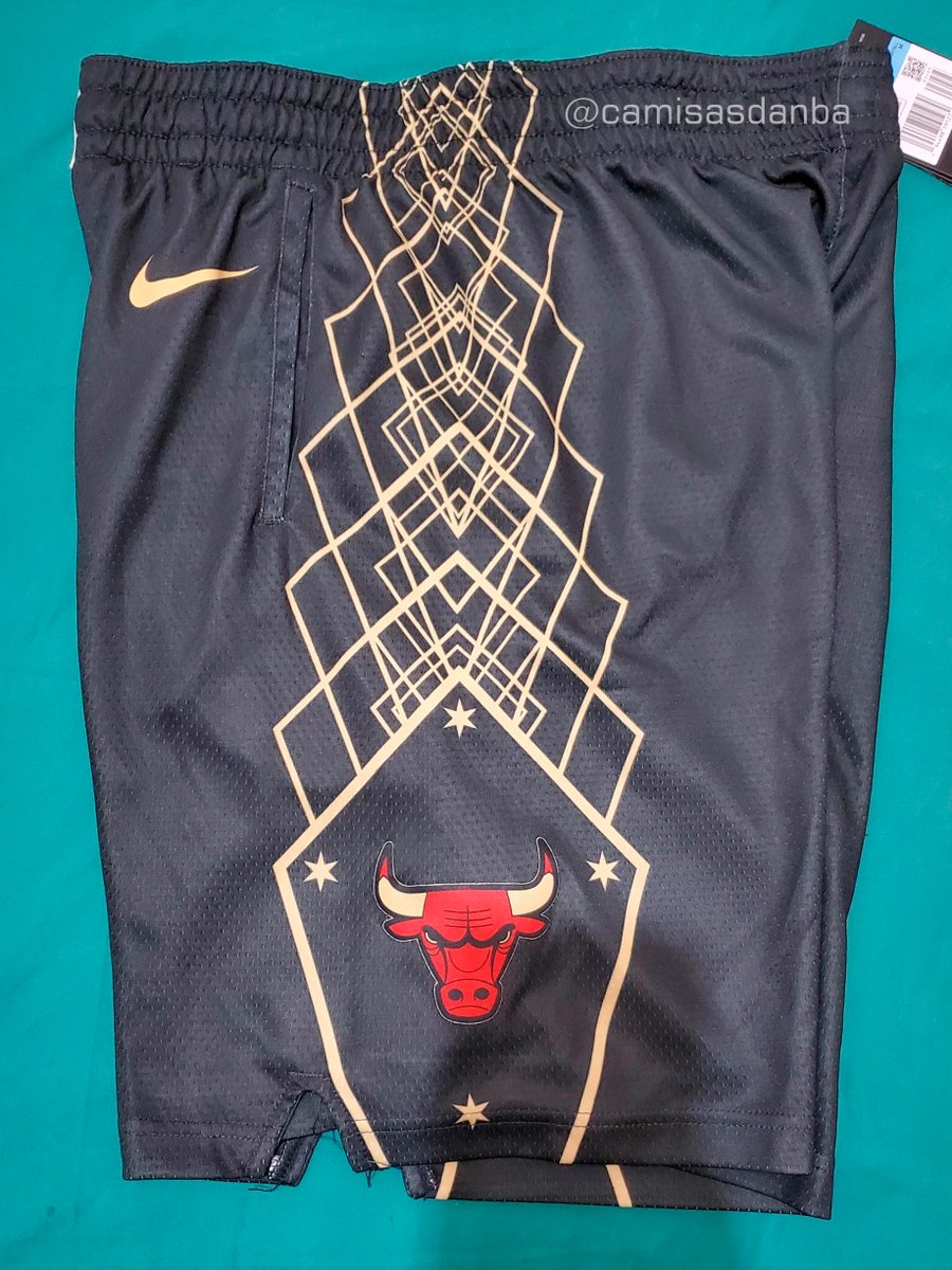camisasdanba's tweet photo. Estas sรฃo as primeiras imagens das costas da camisa e da bermuda do novo uniforme do CHICAGO BULLS.
O nรบmero terรก a mesma fonte e sombra vermelha do logotipo frontal. Um estilo รบnico! No short notamos o logo dos Bulls envolvido pelas tradicionais estrelas da bandeira de Chicago. https://t.co/84XwqzgVB8