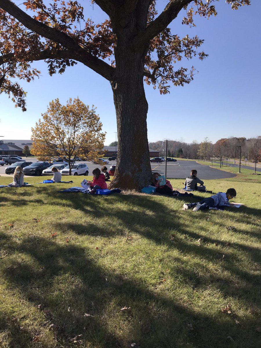 missschoonover's tweet photo. "I think people who like to read, like to read under trees. I want to read under the tree!" https://t.co/BSjAfJgu8B