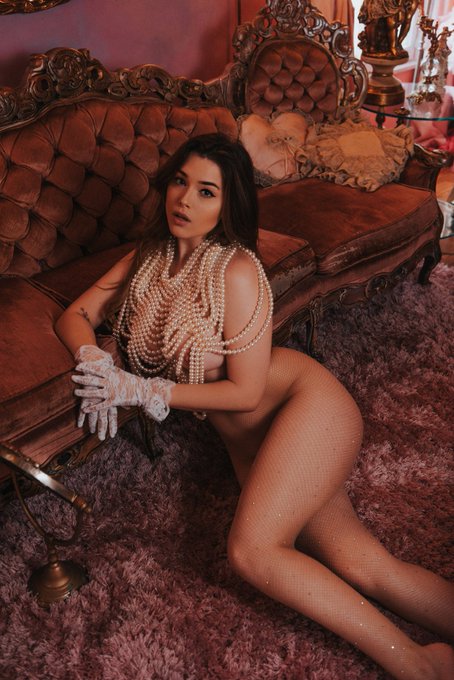 Escape into the pages of Summer Magazine. The November Issue / Out Now 💋  https://t.co/KbHnH7iGVq https://t