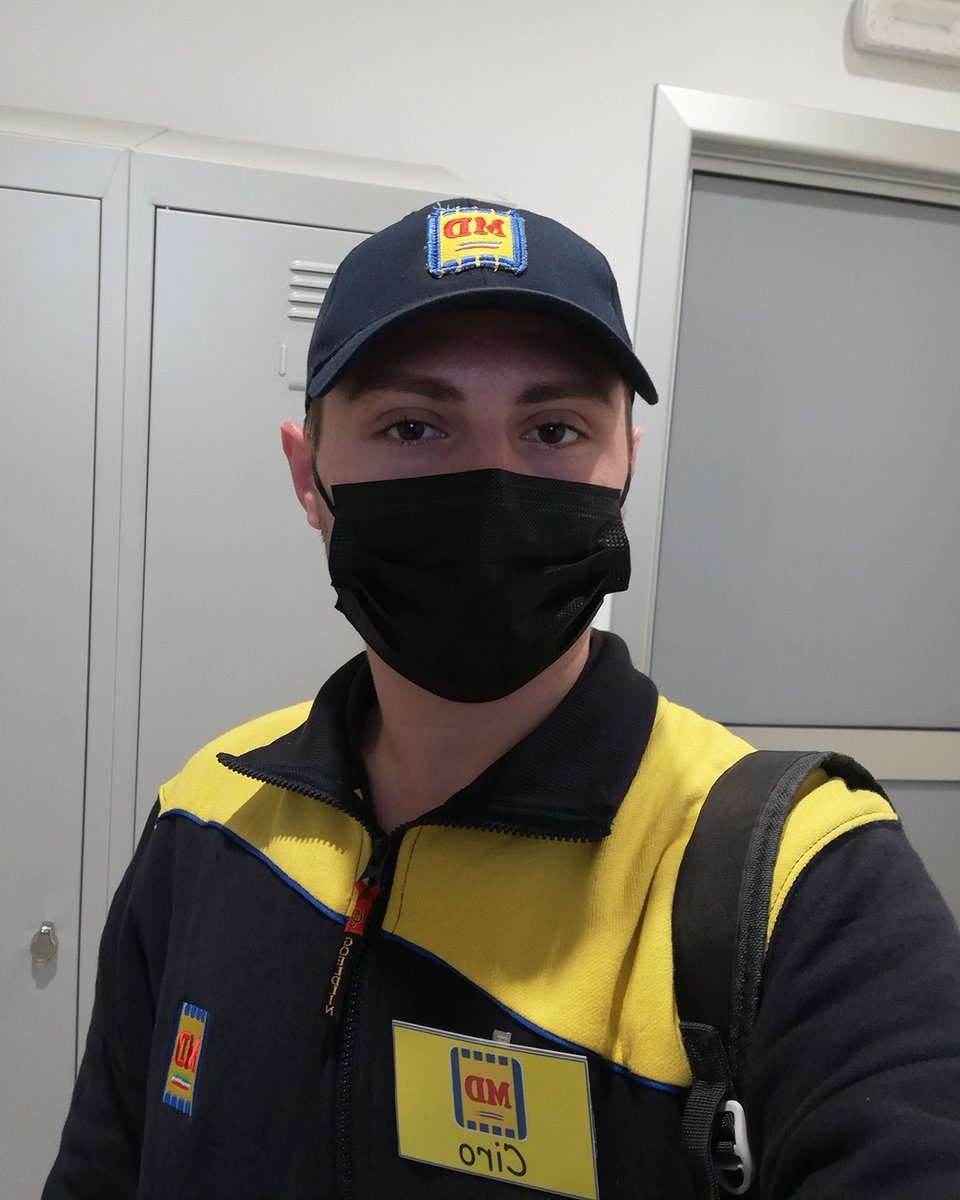 Ciro21061998's tweet photo. 🇮🇹Here I am, I'm at work, I'm sending you news related to the Coronavirus in Italy, here everything started again as before, Italy is rapidly getting worse, and the deaths are increasing day by day, may God help us, help😭😭🙏🏻
#italy #Covid_19 #coronavirus #mask #Covid https://t.co/MyuR7er3bz