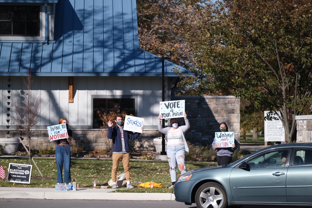pooleyjd's tweet image. A group of BGHS students are thanking voters in BG. @DebR_Sentinel #Election2020