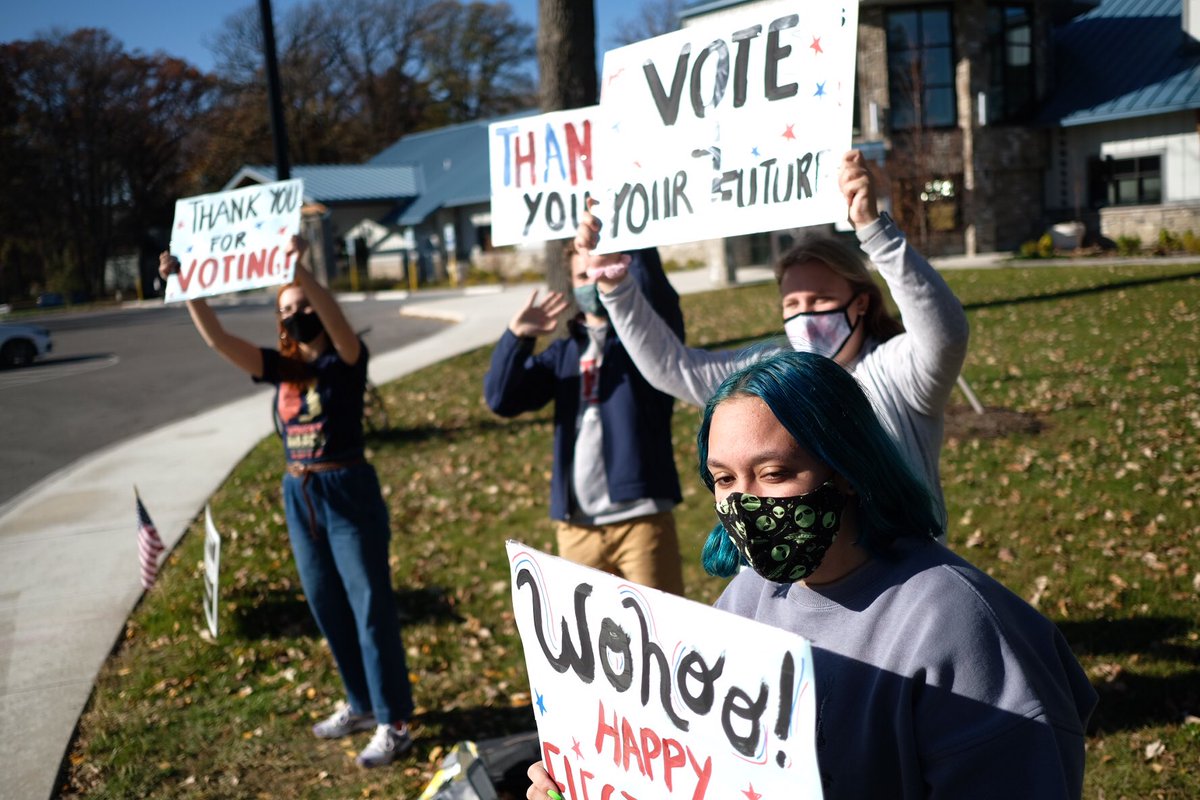 pooleyjd's tweet image. A group of BGHS students are thanking voters in BG. @DebR_Sentinel #Election2020