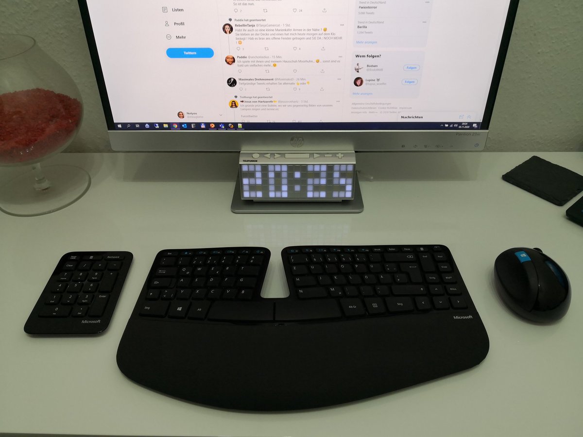 xisdeadnow's tweet photo. Man will es ja auch im Home-Office schick haben. #showmeyourdesktop https://t.co/eWYA8VCjm8