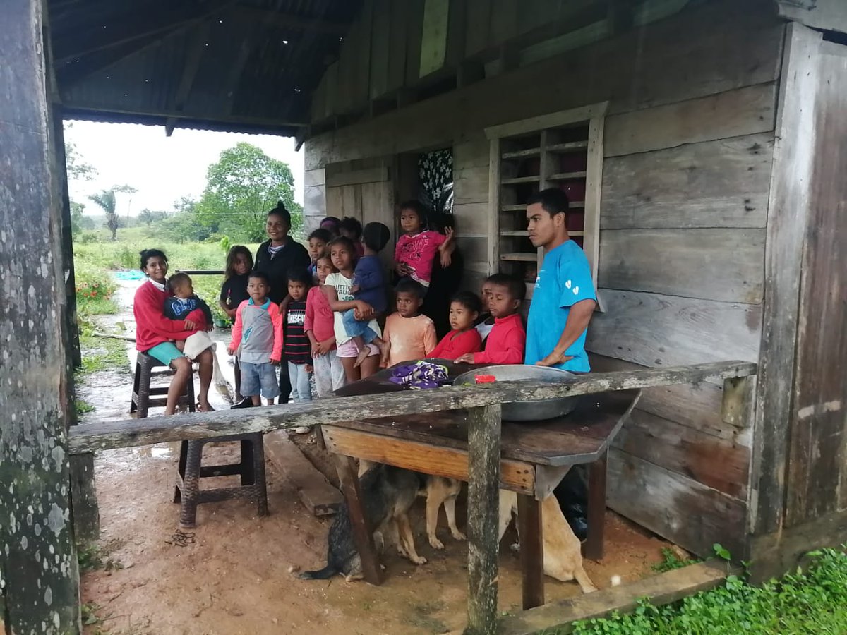 PiruloAr's tweet photo. Pobladores aledaños al río Wawa buscan refugio por sus propios medios ante ausencia de autoridades del gobierno. Así lo resiente Adaluz Ramos y sus hijos, que encontraron albergue para protegerse de #HuracanEta en una casa en una colina 

Lea más ➡️ https://t.co/FnbCxwrJUd https://t.co/R5j2xMX6px