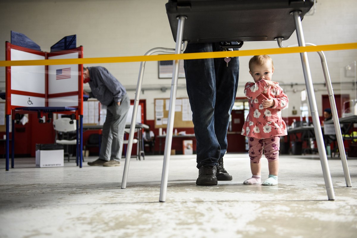 BuzzFeedNews's tweet photo. Some photos of kids at polling places to cleanse your timeline 🗳🧒  https://t.co/jUtxjx7uZ1 https://t.co/ayNGp76ihf
