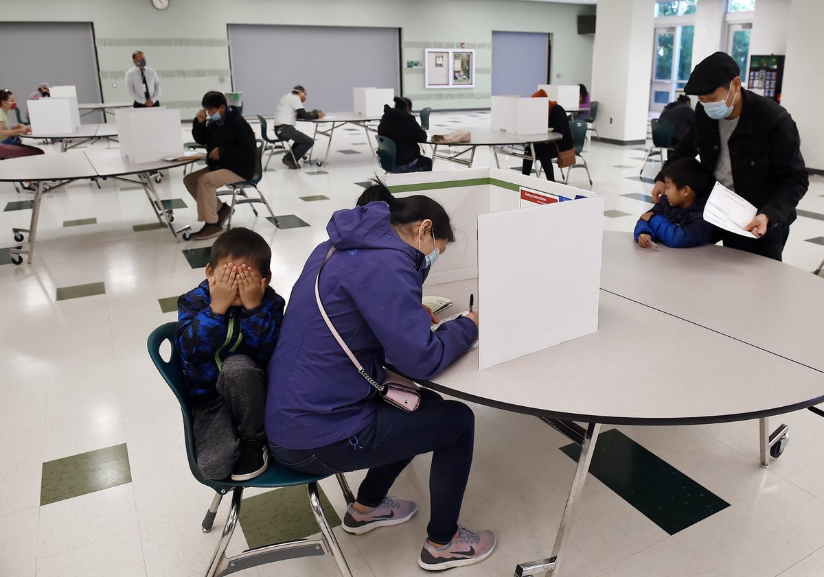 BuzzFeedNews's tweet photo. Some photos of kids at polling places to cleanse your timeline 🗳🧒  https://t.co/jUtxjx7uZ1 https://t.co/ayNGp76ihf