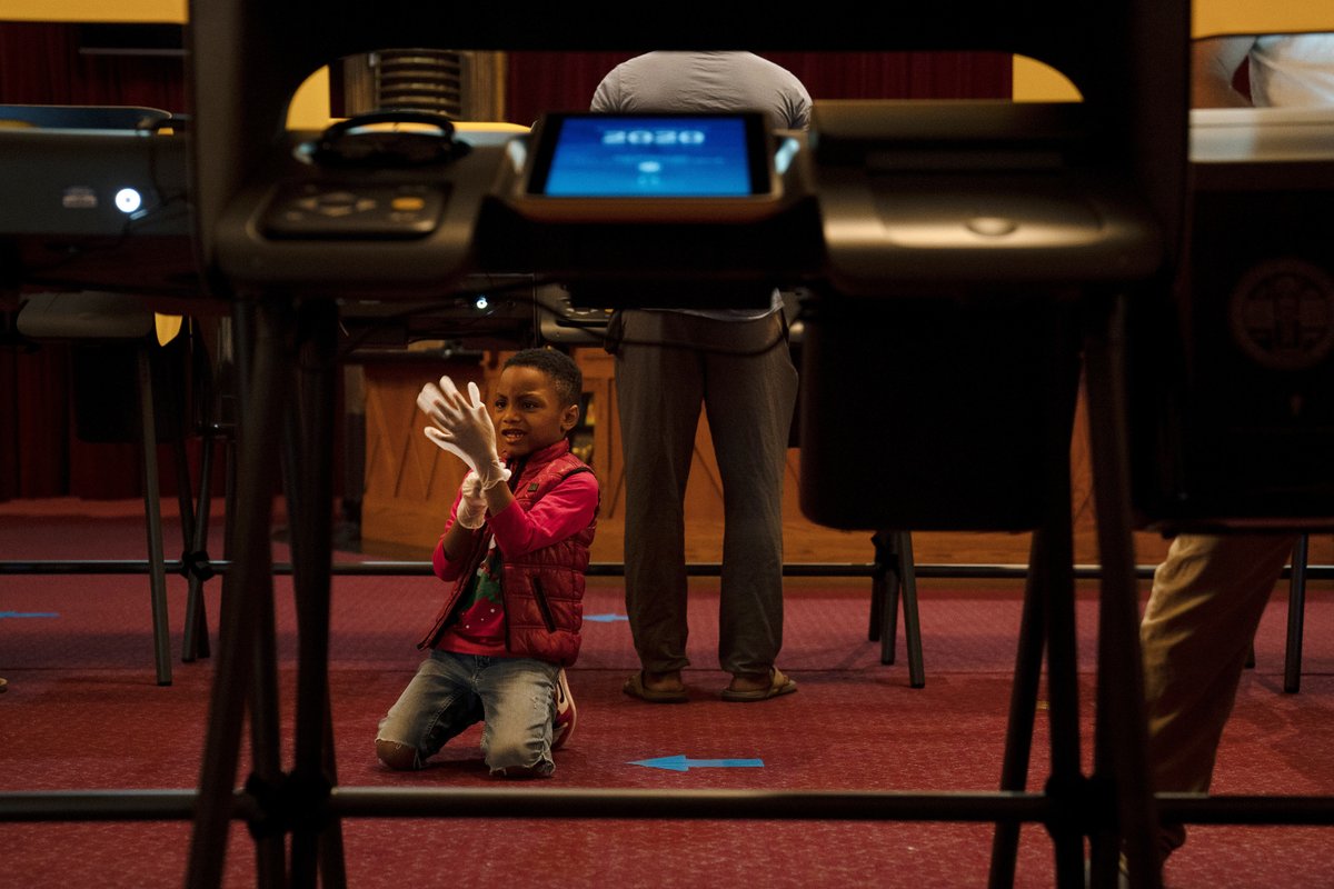 BuzzFeedNews's tweet photo. Some photos of kids at polling places to cleanse your timeline 🗳🧒  https://t.co/jUtxjx7uZ1 https://t.co/ayNGp76ihf