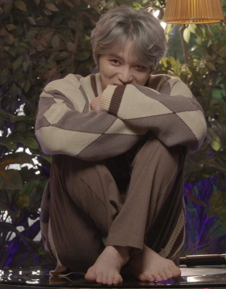 131107 JYJ Naver LINE"Wanna see my foot? Here you go!"