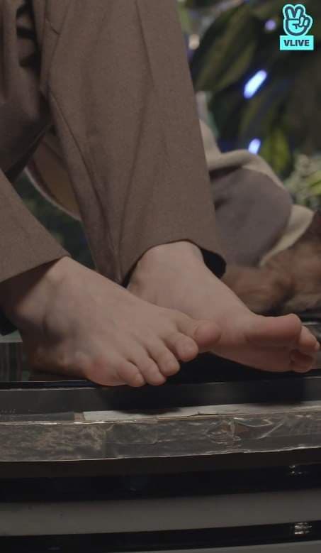 131107 JYJ Naver LINE"Wanna see my foot? Here you go!"