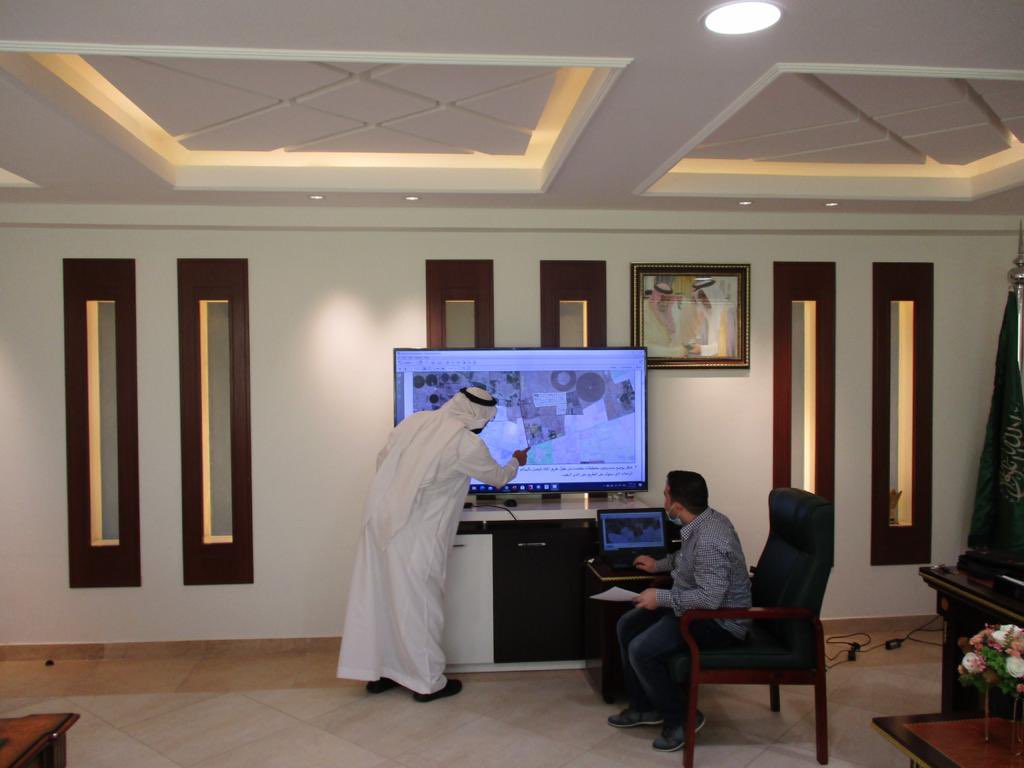 2-2 وذلك مع الاستشاري المكلف لمناقشة ومراجعة الدراسات الاولية المقدمة من قبل المكتب لعدد من الطرق الرئيسة المختارة ببلديات المنطقة وذلك لرفع كفاءة الطرق وتحسين مستوى السلامة المرورية عليها وتحويلها من وضعها الحالي إلى طرق نموذجية تهتم بحركة المشاة ومبادئ الأنسنة والإستدامة