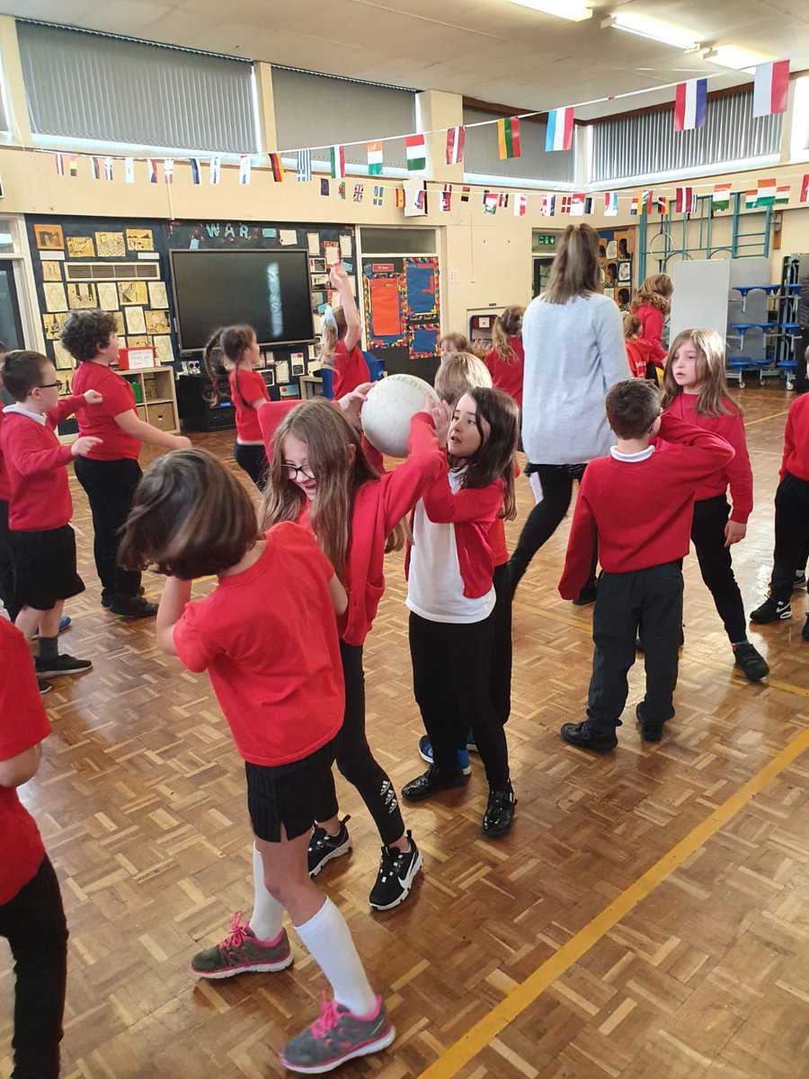 HMillSchool's tweet image. Team 3 enjoyed their PE session today with coach Rory developing their teamwork skills 😀
