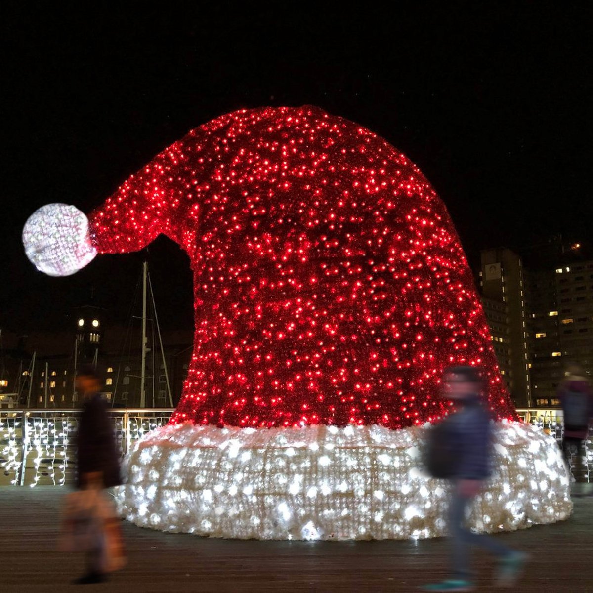 LetItGlowLtd's tweet photo. Absolutely love this magnificent illuminated #Santa hat! 🎅💫

This year #decorations need to be bigger and brighter than ever before! Let’s #light up our #homes and #streets with positivity. 🌟

✉️ richard@thechristmasdecorators.com
📞 01172 050 145

#makechristmasmemorable https://t.co/ZPPAkxVVNW