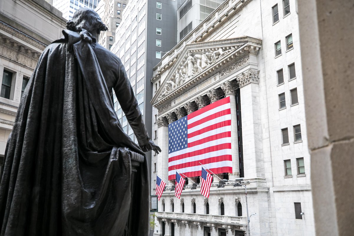 JudyKShaw's tweet photo. As we wait for #46, #1 watches over the NYSE from the steps of @FederalHallNPS  #Election2020 https://t.co/sRJNLzo2OU