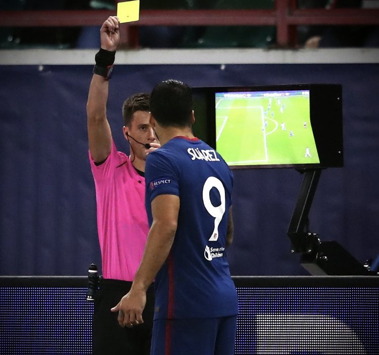 omada_app's tweet photo. Luis Suarez a pris un carton pour avoir regarde la VAR en même temps que l’arbitre. 😂 #LOKATM https://t.co/7bIVwtxMrY