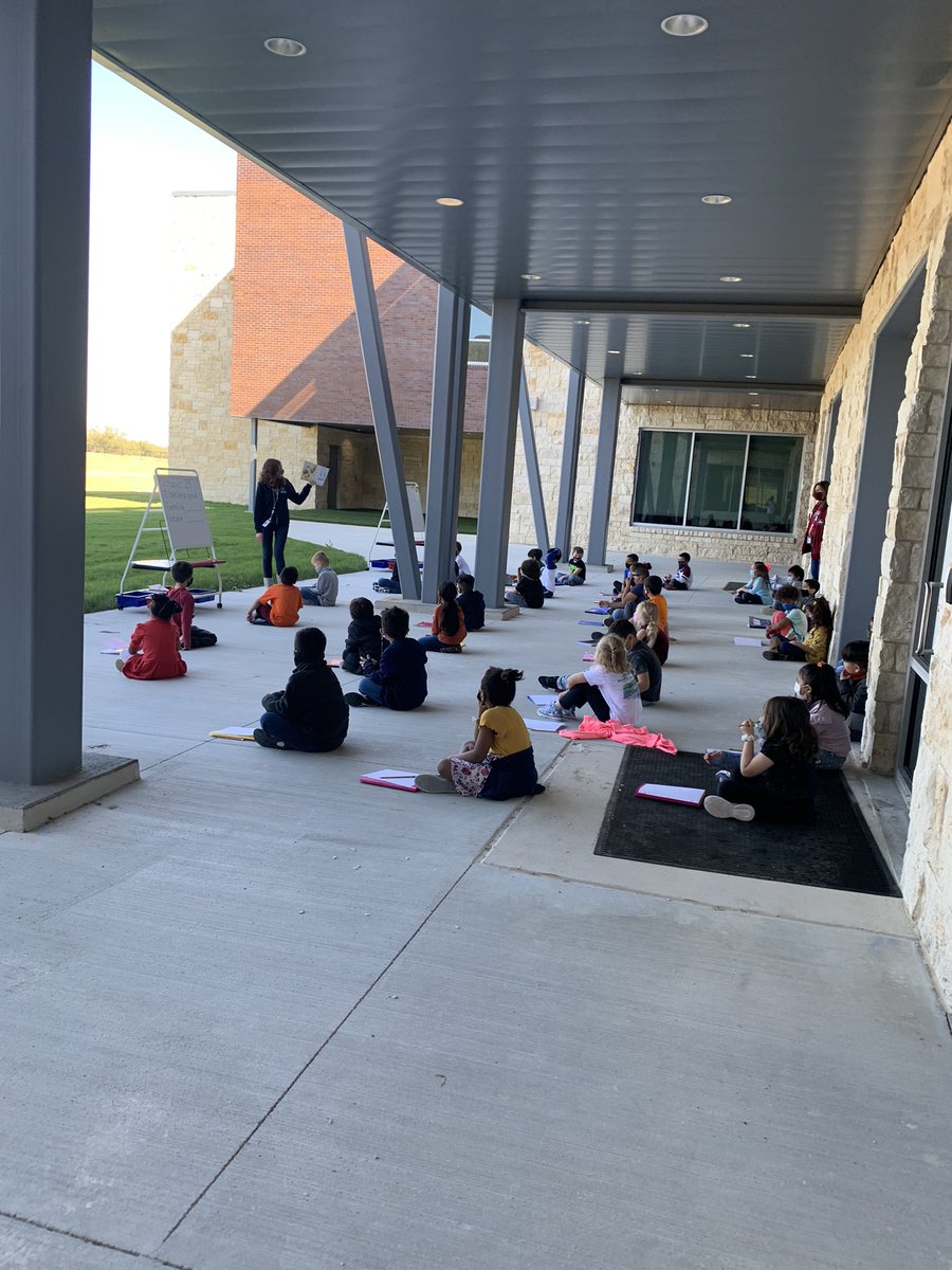 AldrinSansano's tweet photo. What do you do when the schools electricity and WiFi is out? You take it outside!! @Mrs_Raveney @RoadrunnersWes https://t.co/LRxPZmw1RN