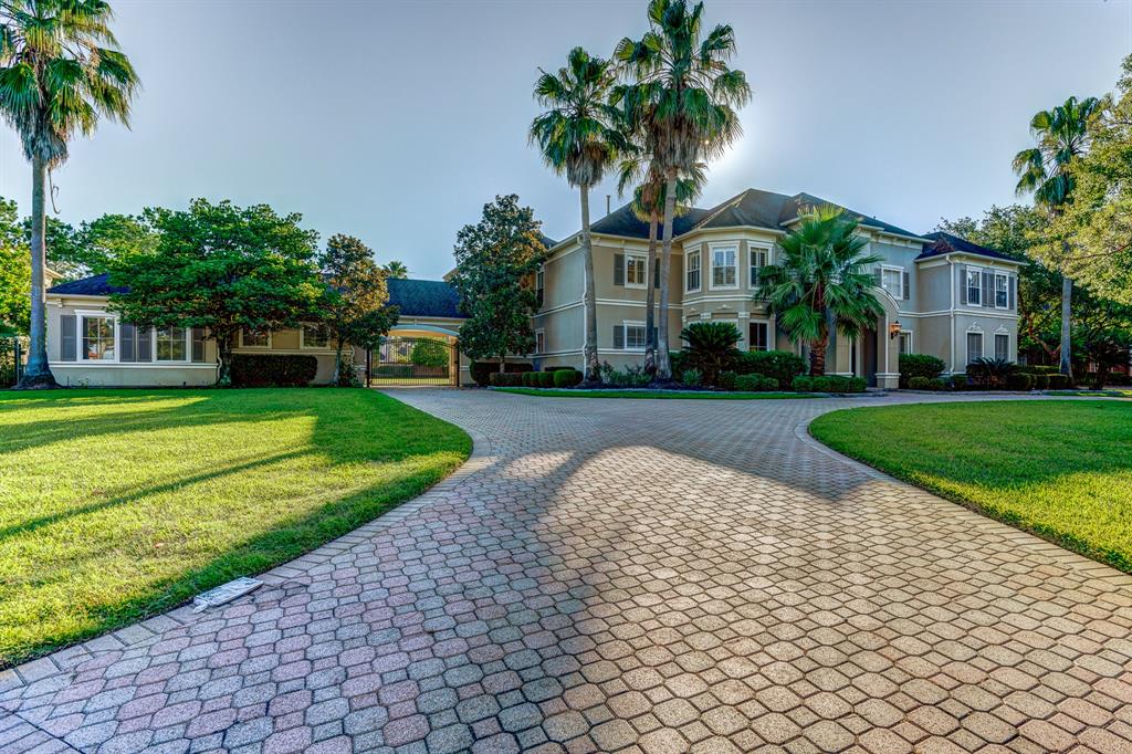 HouPortfolio's tweet photo. Beautiful custom home with a great new price!
Full tour ➡ https://t.co/9vjrqso8Xh
#portfoliorealestate #luxuryhomes #luxuryrealestate #houstonrealestate #houstonrealtor #houstontexas #kellerwilliams #homesforsale #homesweethome #househunting #homesellers #homebuyers #newprice https://t.co/2QA4k8EHoz