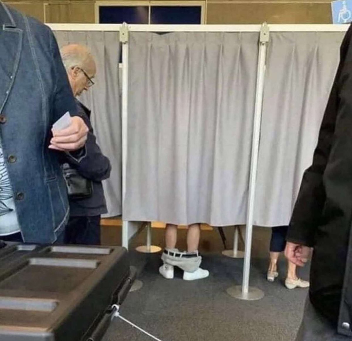 AwstinLong's tweet image. Seriously? @whatchaknowsean at the polling place?