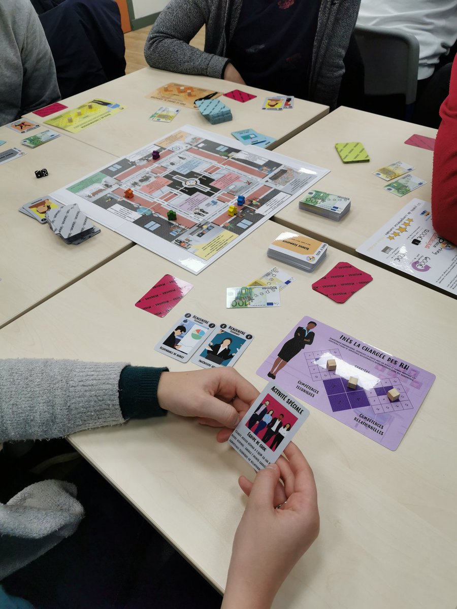 W2TFuture's tweet image. 🎲 #WorkingPlace : Avant les vacances de la Toussaint, les premières et terminales professionnelles #GestionAdministration ont pu réviser l'#EcoDroit avec le prototype de mon #SeriousGame pédagogique !