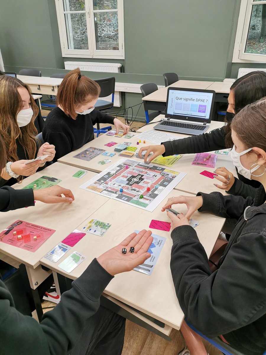 W2TFuture's tweet image. 🎲 #WorkingPlace : Avant les vacances de la Toussaint, les premières et terminales professionnelles #GestionAdministration ont pu réviser l'#EcoDroit avec le prototype de mon #SeriousGame pédagogique !