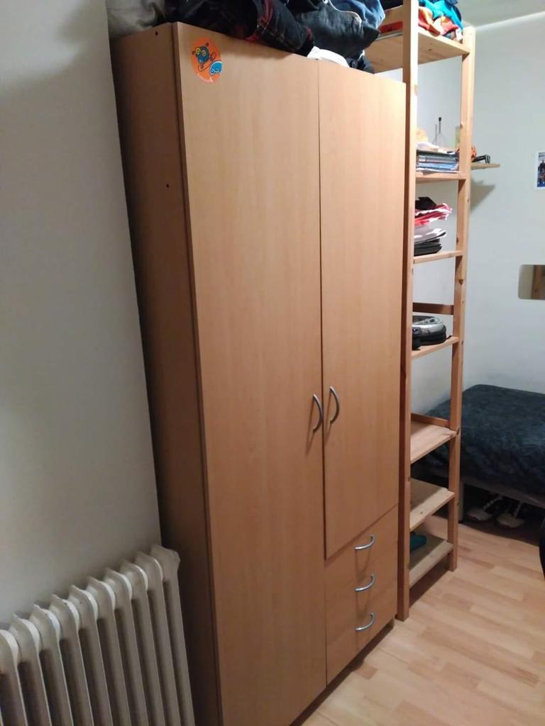 Gente❗❗buscamos un compañero de piso a compartir con otros 3. Es una habitación grande y el piso está  en provença (C/Villaroel con Francesc masià, 10 minutos de plaza cataluña) cualquier cosa contactad conmigo, sus quiero a todos❤