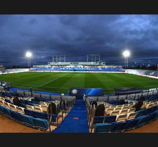 MennaMarcelo's tweet photo. El @realmadrid en Argentina no podría jugar la #ChampionsLeague contra el @Inter_es porque "No Estaría a la Altura..."
@cuervotinelli mira un poco más de fútbol y no la grasa que producis.... #AFA #Verguenza #chorros #Argentina https://t.co/SUBNyNh9IR