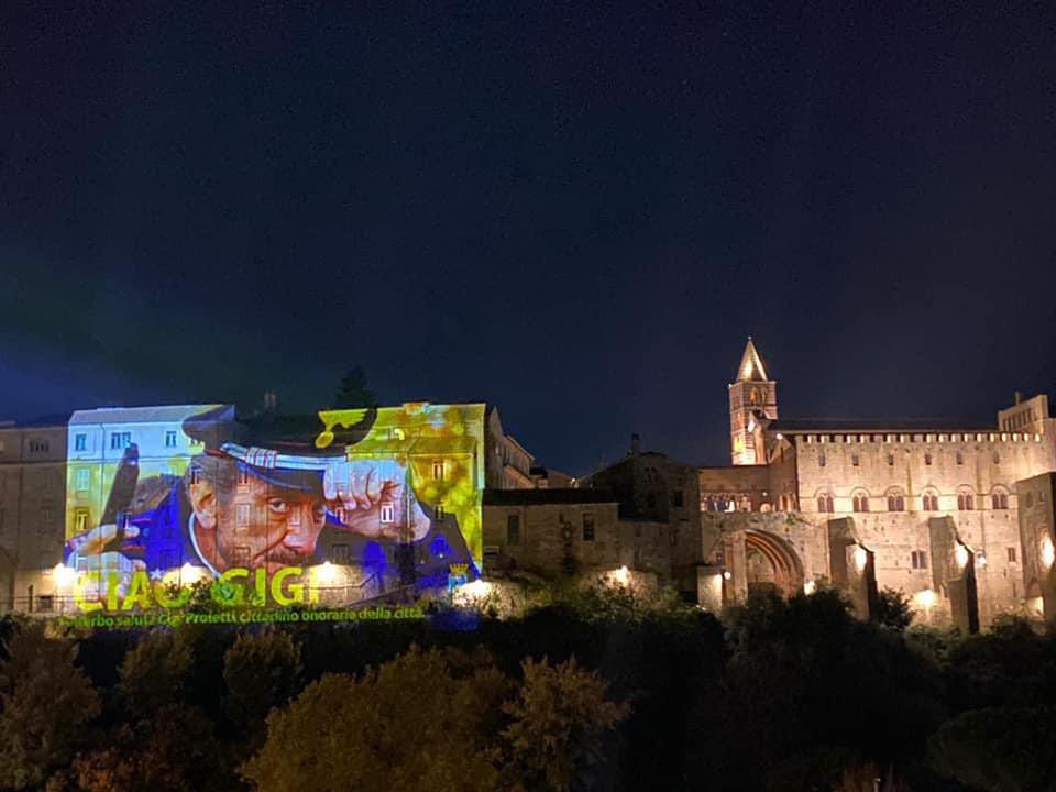 Il tributo della Città di Viterbo al concittadino onorario #GigiProietti 
Ciao Gigi...Ciao Maresciallo Rocca 💙💛 #viterbo #GigiProiettiRIP