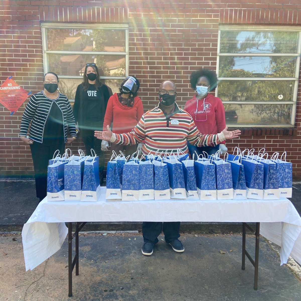 faircount's tweet photo. Line warmers across the country are making sure voters are staying motivated &amp; hydrated ✅

From 1st graders at Burgess Peterson, who had a lesson in civics today to the church family @cdumc passing out snacks at their polling place  🙌🏾

Thank your line warmers! 🤩
#StayInLine https://t.co/nIe03EB5YT