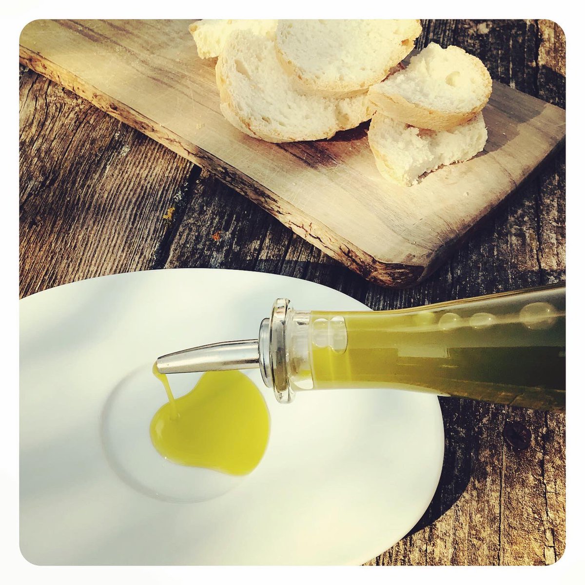 DanielaCesarei's tweet photo. Absolutely delicious-Mellow yet peppery. Followed by a nice tinkling at the back of the throat. #jobdone
#oliveharvest #bestyearyet #somethinggoodin2020 #oliveoil #olivetree #olivefarming #organic #extravirginoliveoil #greengold #firstpress #fresh #organicfarming #harvesttime https://t.co/knP2q8Lx4r
